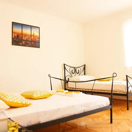 With A Parking Space - 13579 아파트 *